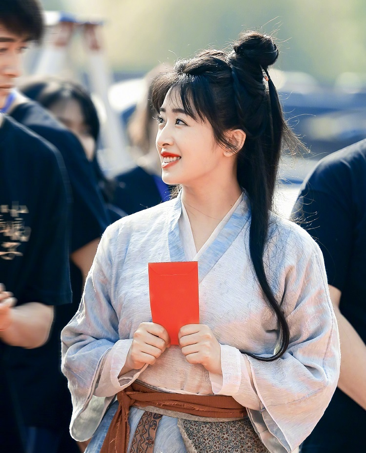 张含韵生图来袭!时隔多年再次拍戏,32岁依旧宛如少女,俏皮可爱