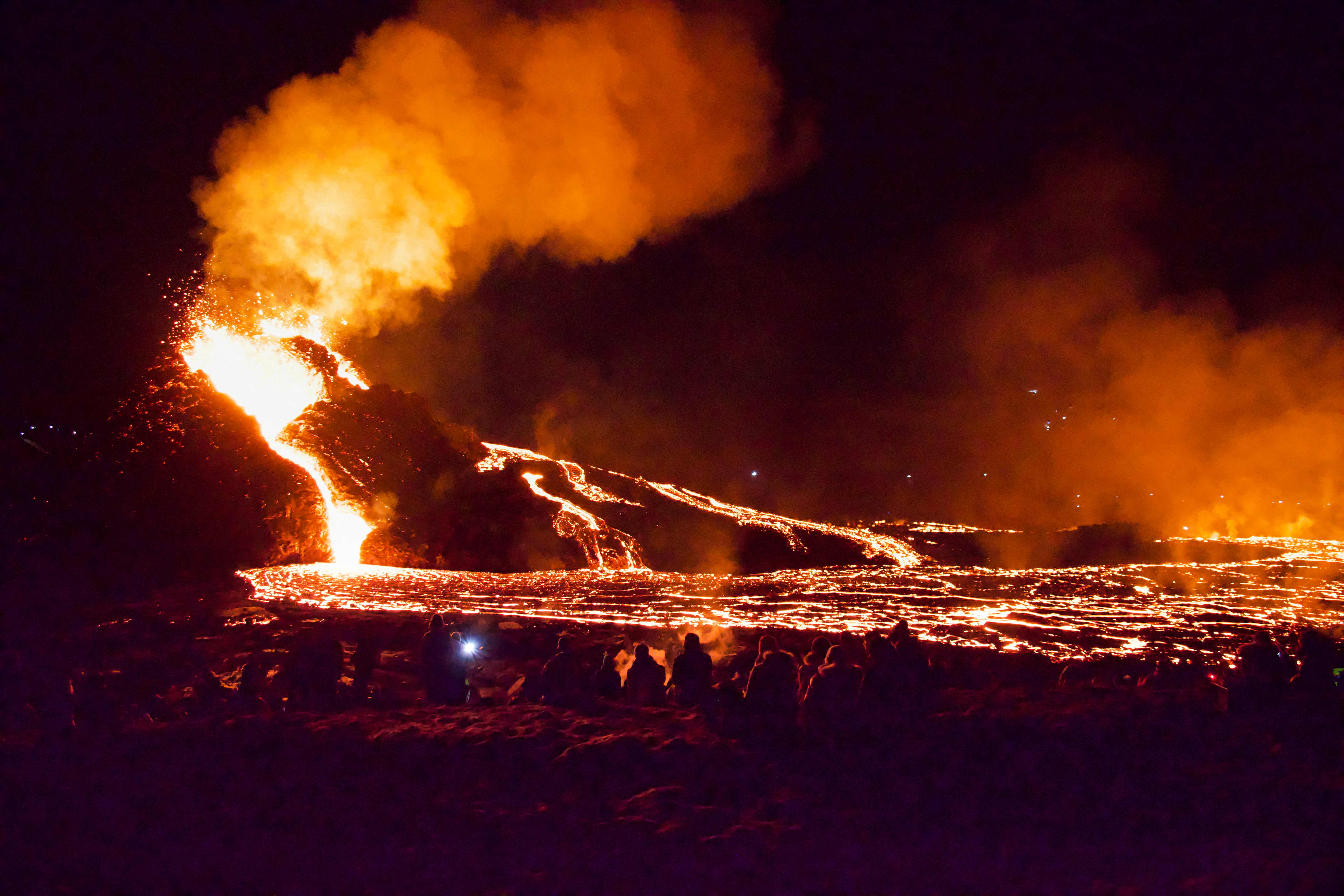 冰岛火山持续喷发
