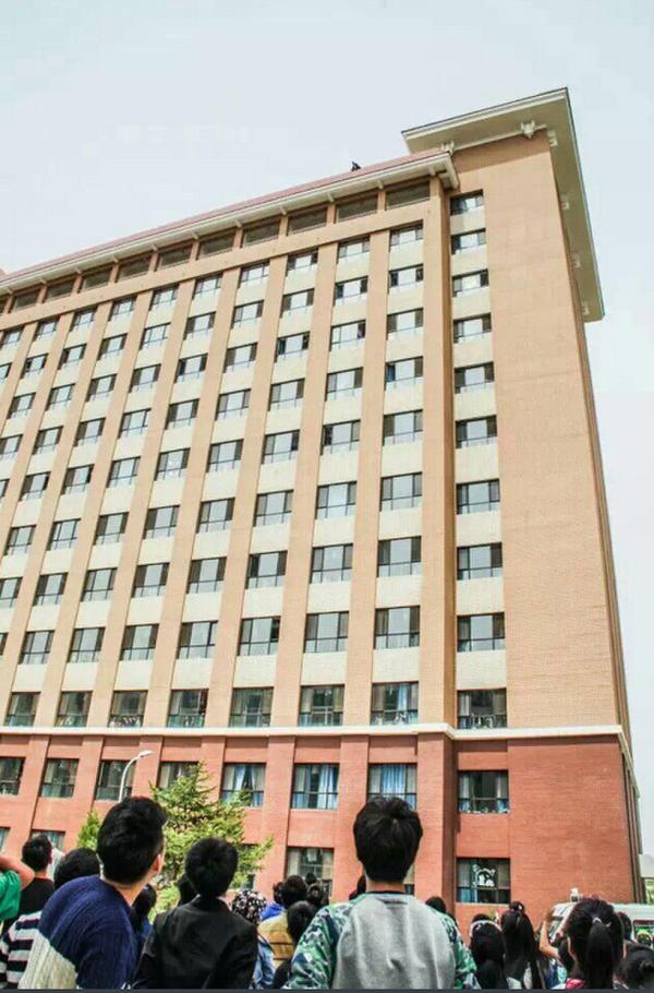 拉被子救跳楼者被砸伤,街办:全力抢救,见义勇为行为已上报