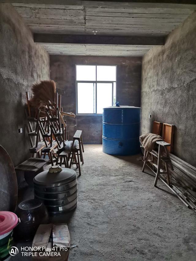 晒晒农村婆家的房子,又破又旧,楼梯很特别,保证你们没见过!