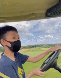 画面中,穿着黑色衣服戴着口罩的郭守善,独自驾驶着观光车弛聘在草原上