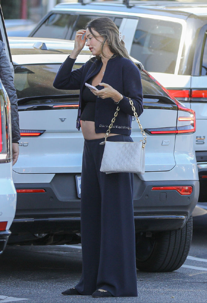 标题美妈米兰达可儿五个月孕肚秀携儿出街光肚皮惊艳无比