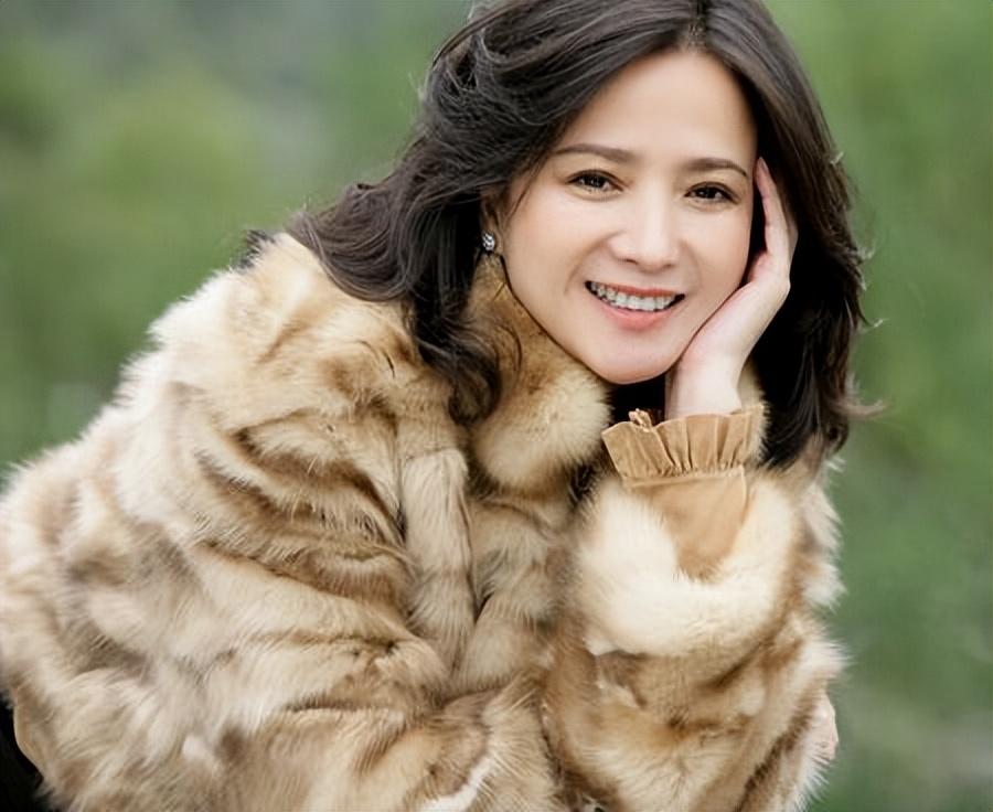 何晴父亲早逝母亲患脑出血垂危她与许亚军离婚后过得还好吗