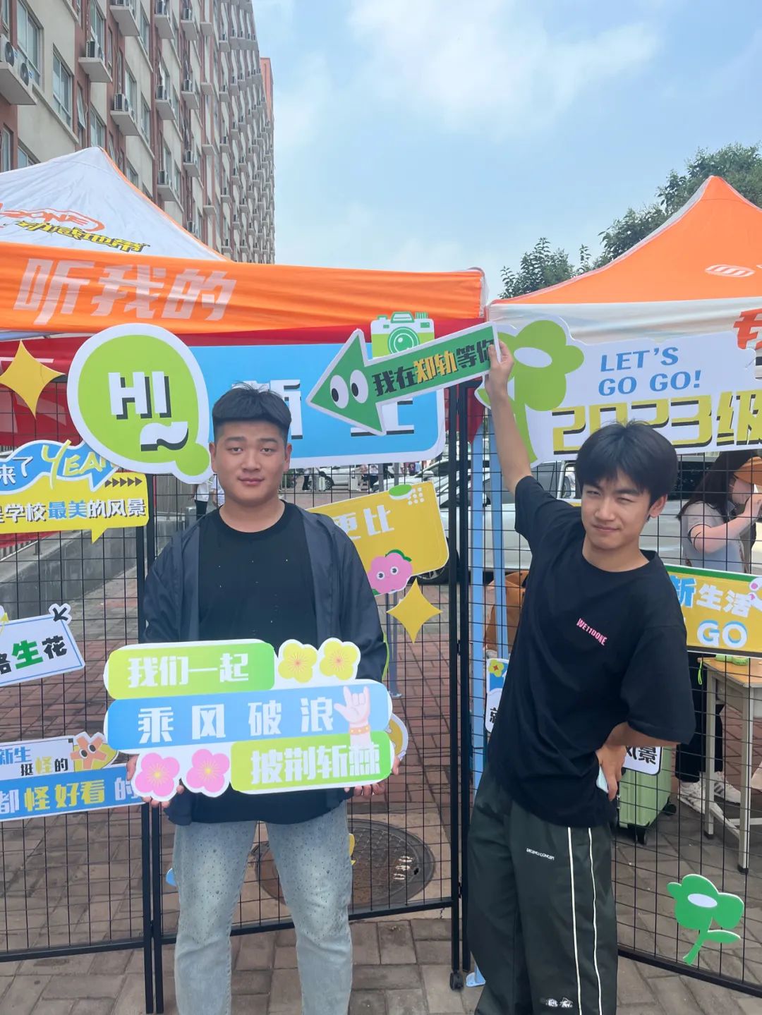 遇见郑轨 郑州这家院校花式迎新更有心