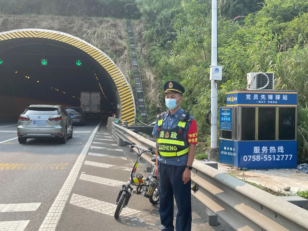 全力迎战!国庆长假首日广贺高速车流近13万辆