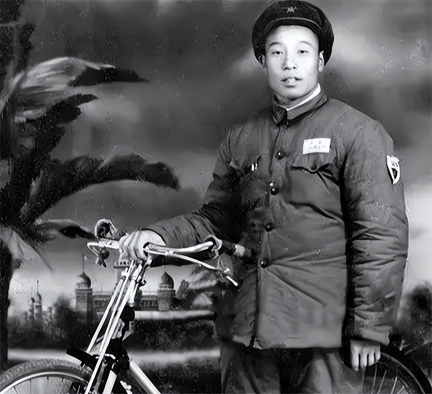 1953年,华北军区空军政治部主任黄连秋在回家途中遭遇鞋跟断裂的尴尬.