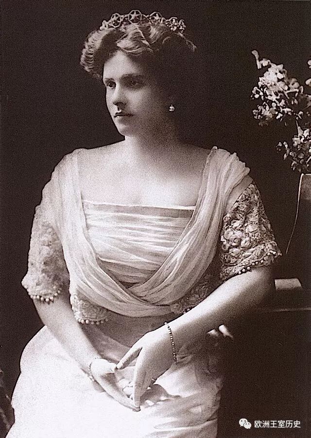 这顶是上面的项链蒙巴顿家也有星星王冠,是黑森大姐维多利亚从外婆