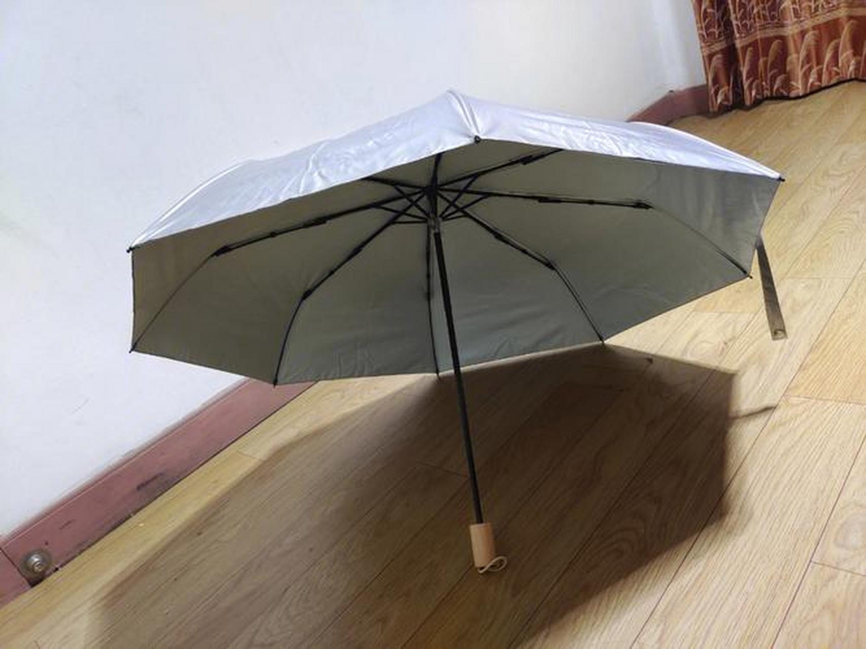 修理雨伞伸缩杆的卡扣问题,首先检查卡扣损坏程度,如果只是脱位或松动