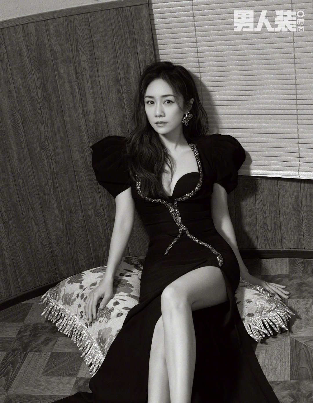 40岁刘芸三登《男人装》,镂空长裙性感妩媚,下身失踪又纯又欲