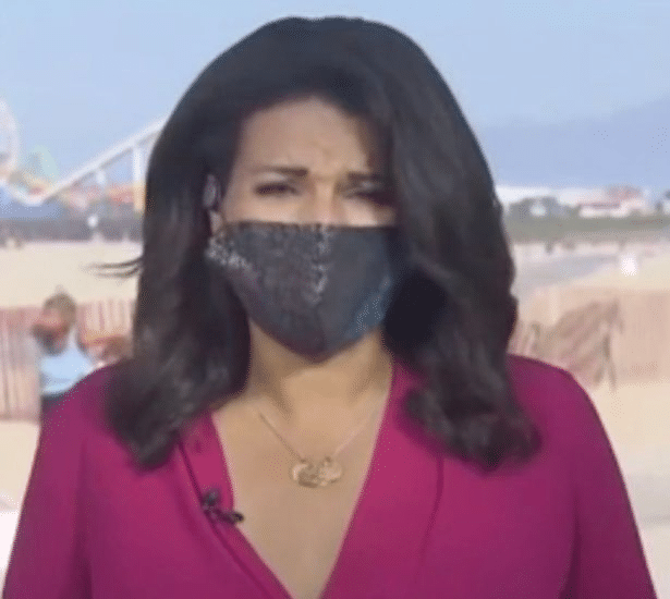 "直播拉屎"一名女子在现场的新闻主播中,脱下裤子在海滩上大便