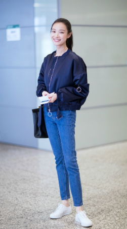 张艺谋女儿张末与倪妮合影,倪妮肌肤白皙如少女,张末却显得老气