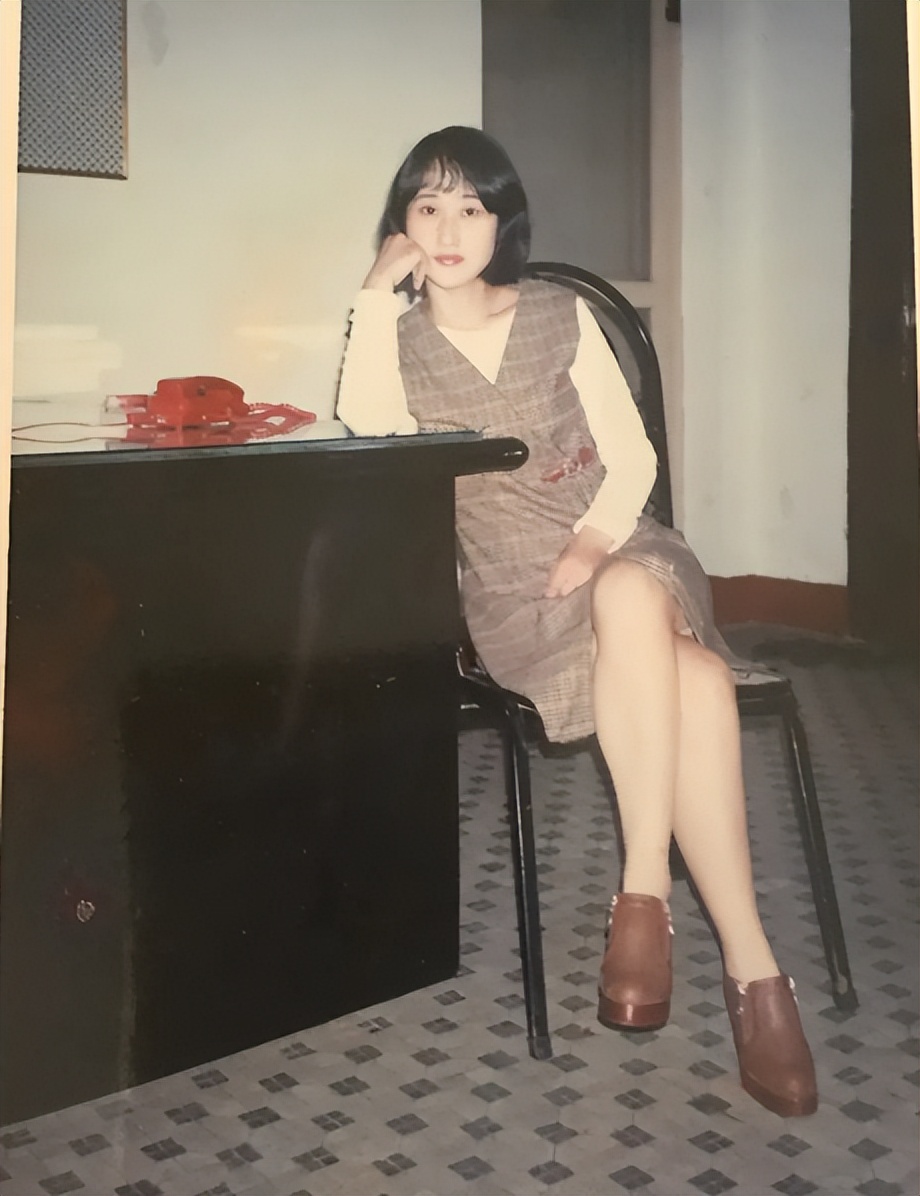 九十年代拍摄的美女照片:打扮时尚,清纯靓丽很好看