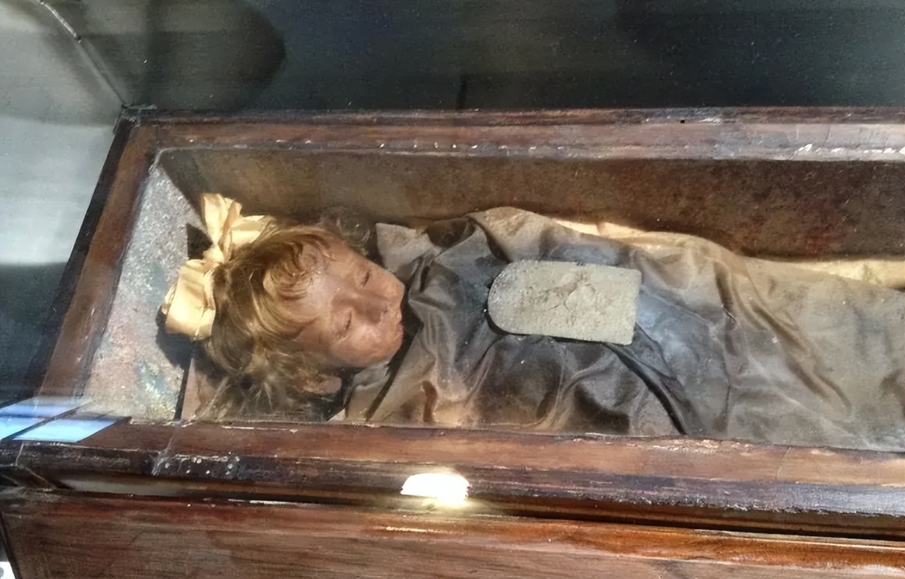 1920年2岁女孩夭折,被做成了木乃伊,睡相甜美,眼睛会"开合"