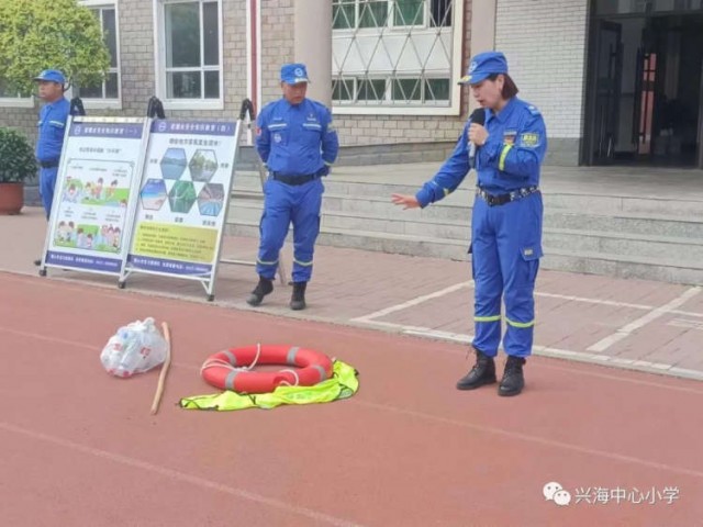 海城市兴海中心小学特邀蓝天救援队开展防溺水安全知识讲座