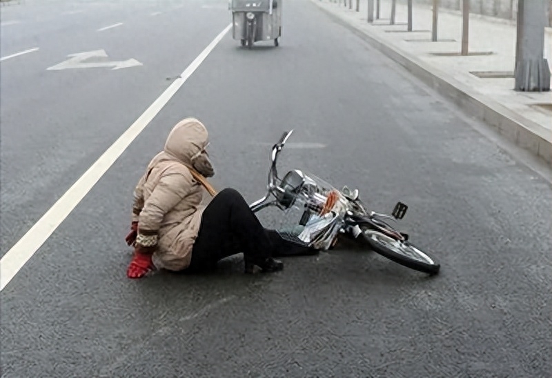 回顾老人骑车逆行摔倒两名学生扶老人反被讹5千元交警老人全责