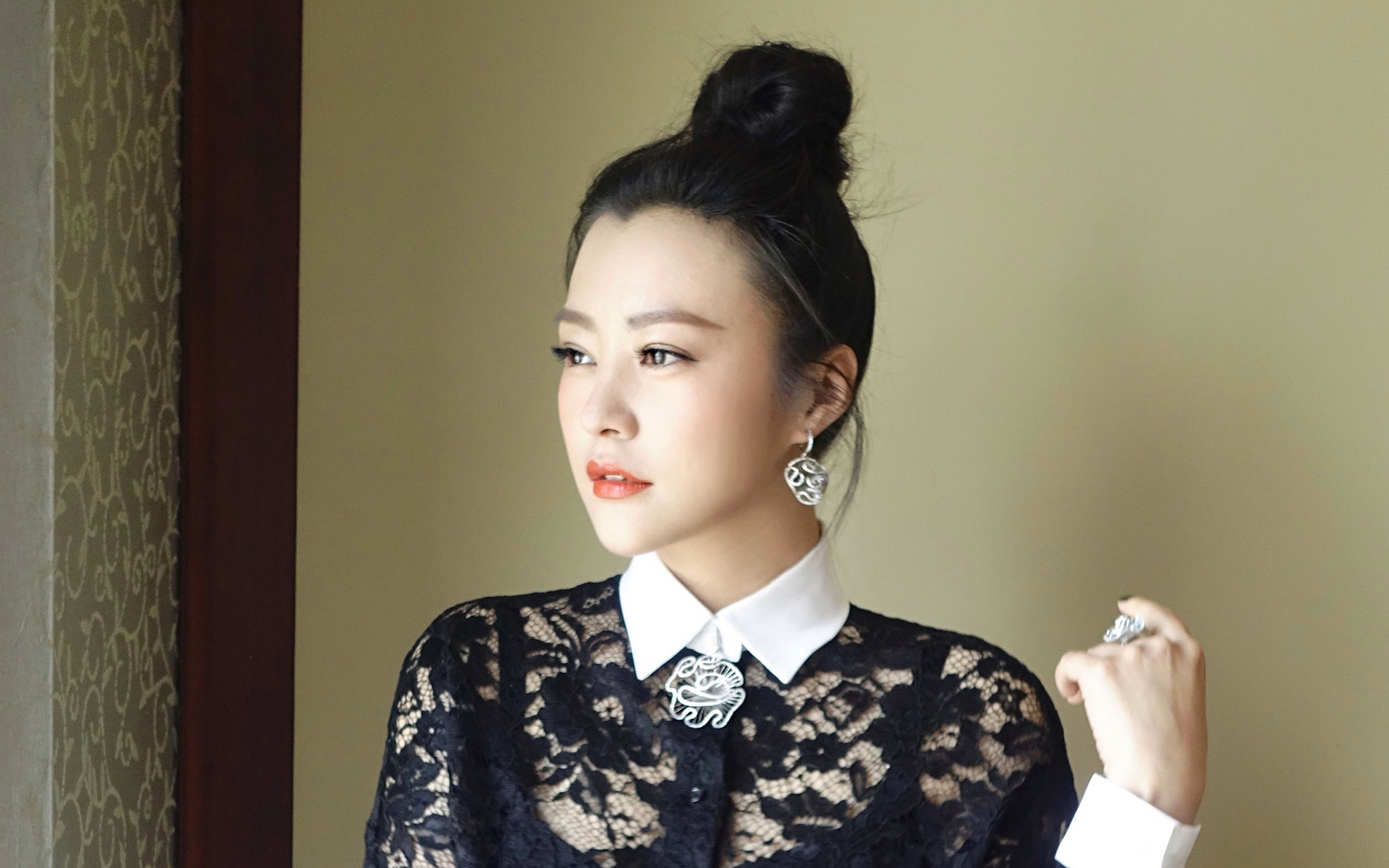 郝蕾在综艺节目《来者何人》中直言不讳地批评演员的表演,强调演员