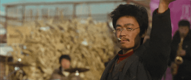 树先生》里他那个洒脱的抽烟镜头,成为表情包从qq时代火到微信时代.