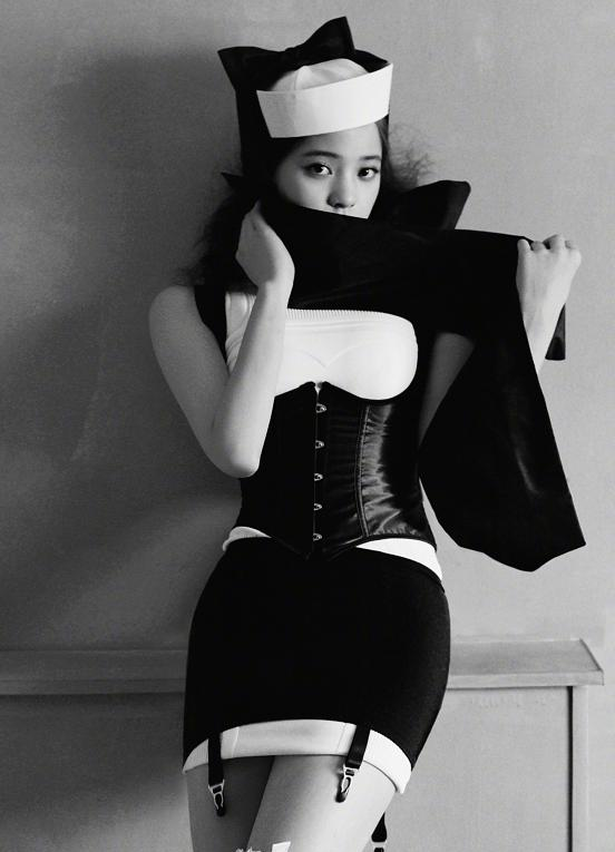 欧阳娜娜首次尝试"护士服",搭配透光袜和腿环,稍微有点露呀