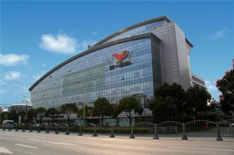 销量略胜预期但纯利跌超20%,小摩维持统一"买入"评级