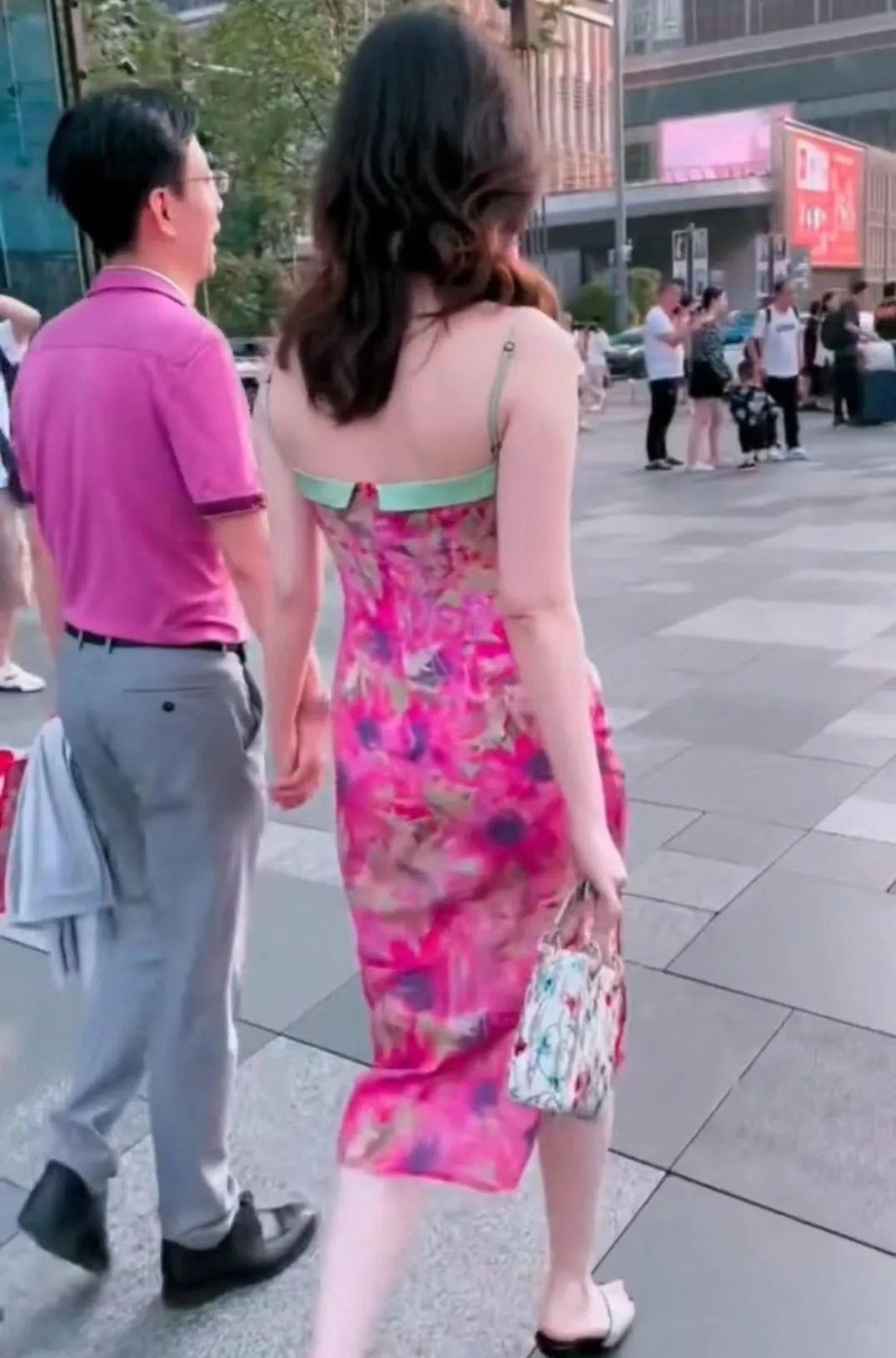 中石油领导牵手甜蜜走后,成都太古里,有没有必要对街拍彻底整顿