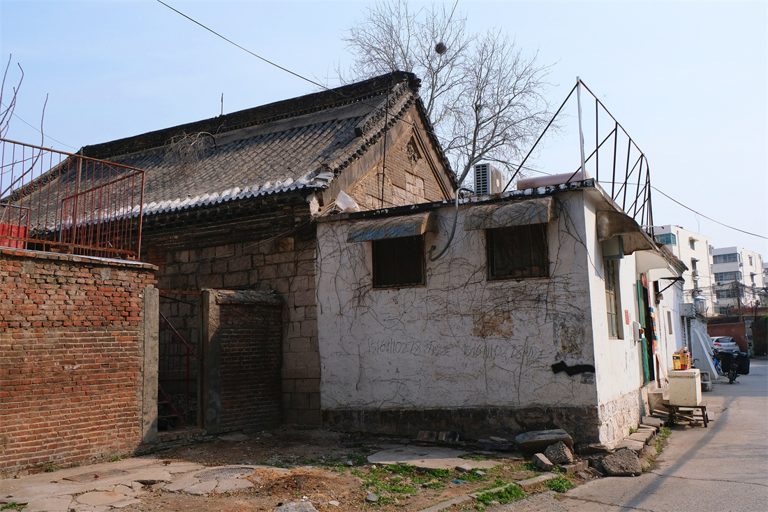 济南槐荫区腊山立交桥处隐藏了座百年老建筑,破败不堪让人惋惜