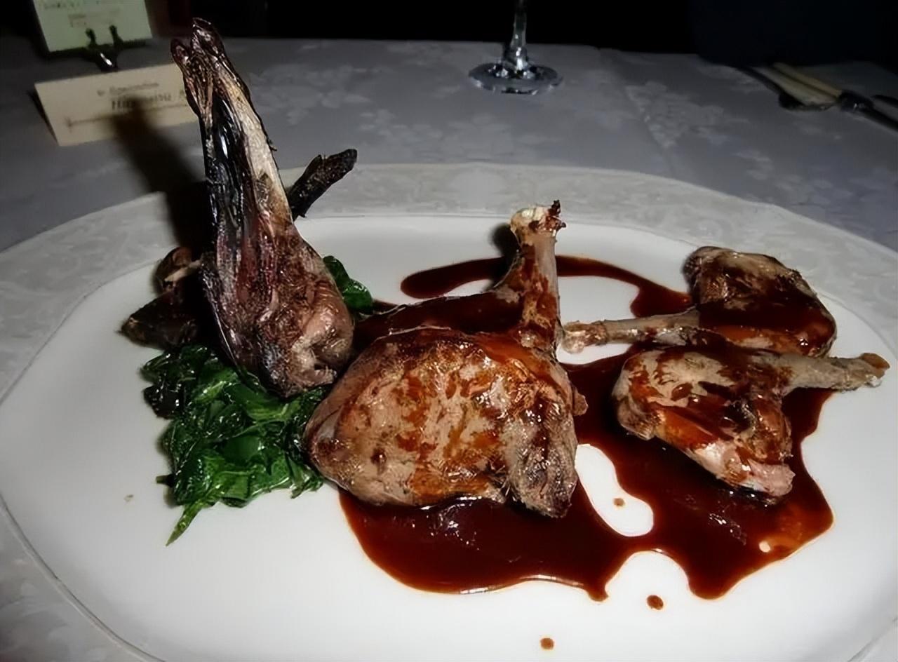 就比如在欧洲,炭烤乌鸦肉是一道非常著名的美食佳肴,深色的乌鸦肉入口