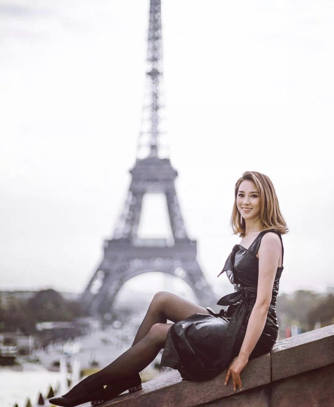 秋季,"徐子淇"穿一身蓝白色棒球服套装亮相,减龄洋气