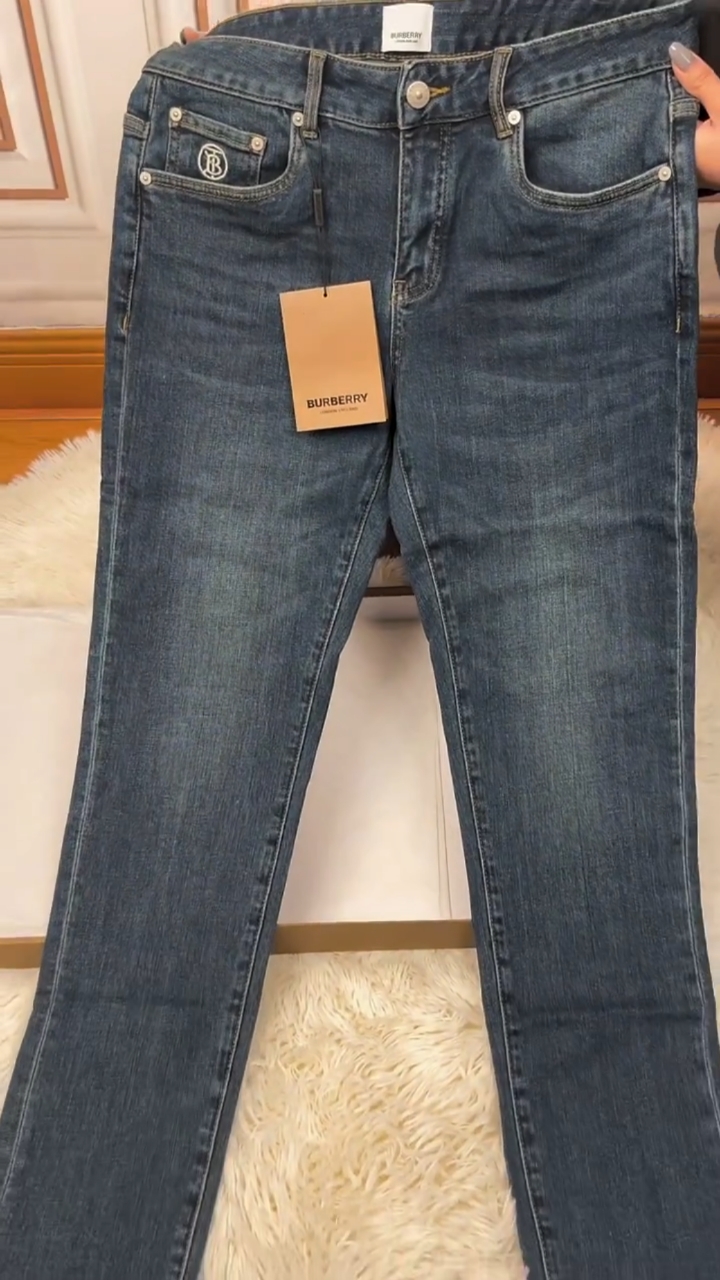 巴宝莉战马牛仔裤,后背口袋战马刺绣图案点缀更显格调感