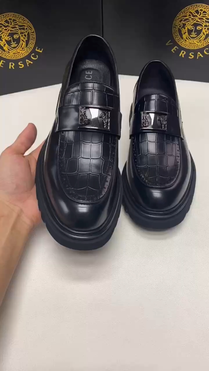 范思哲男士正装商务皮鞋,重工压纹设计凸显与众不同新颖感-度小视