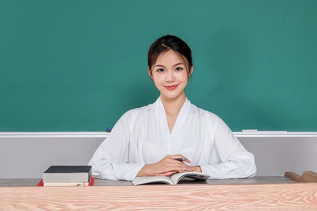 95后老师穿jk制服上课,引起家长不满,有伤风化