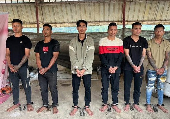 最近,果敢同盟军成功抓获了6名持枪抢劫华人车辆和财物的暴徒,为当地