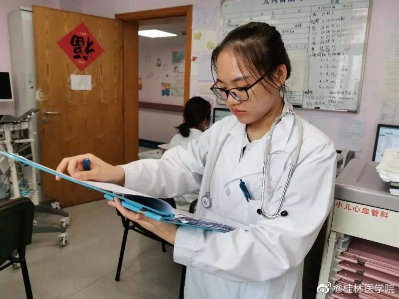 推荐老人昏厥倒地，95后的她摘口罩人工呼吸，跪地边哭边救人