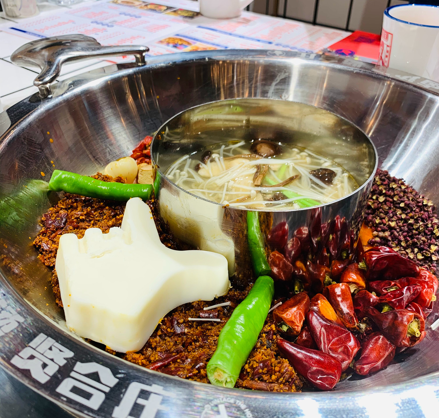 贤合庄卤味火锅:将卤菜作为特色,鸳鸯锅底也同样表现出众