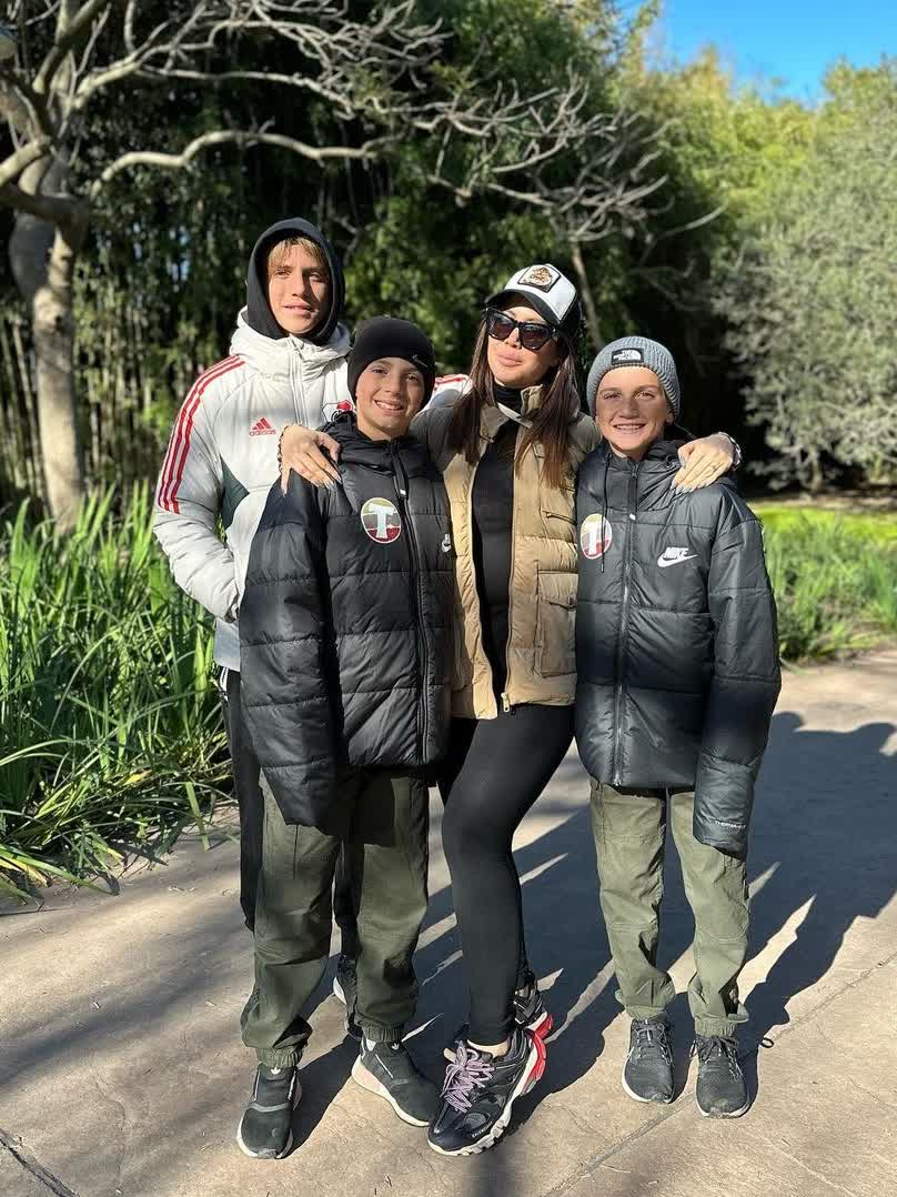 伊卡尔迪社媒晒和旺达及5个孩子合影,家庭其乐融融!-度小视