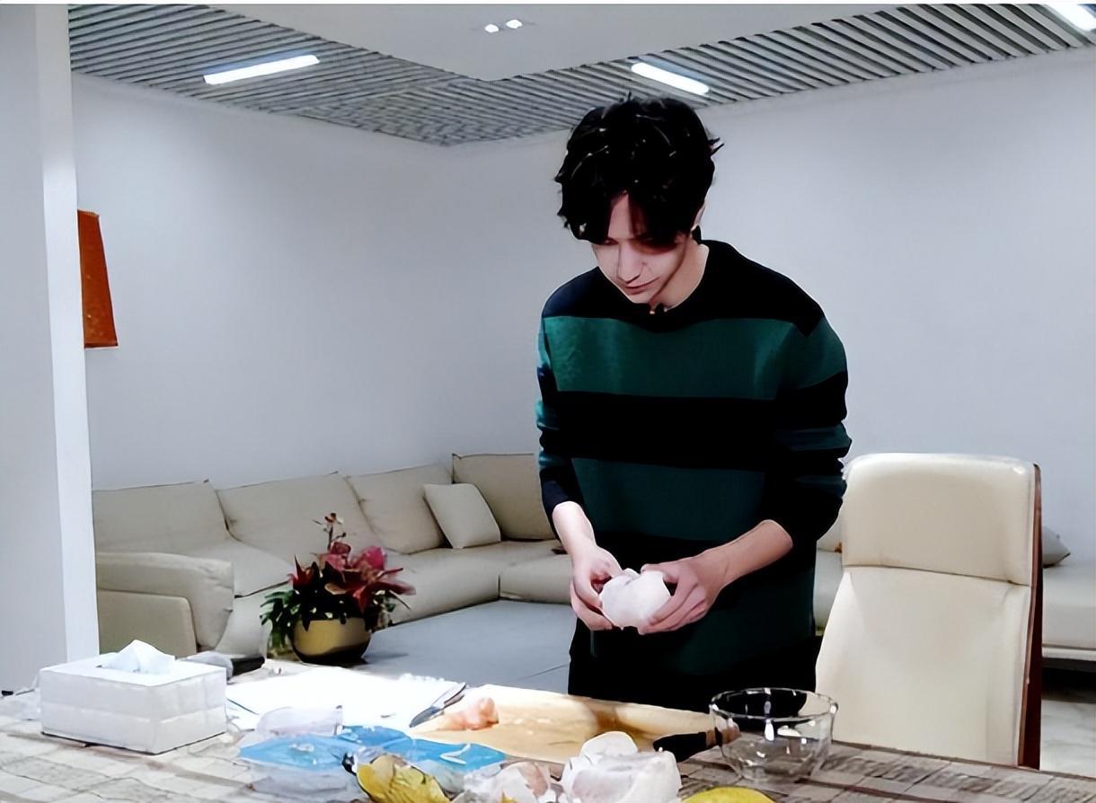 舞台酷盖厨房杀手,王一博的鸡撕艺术