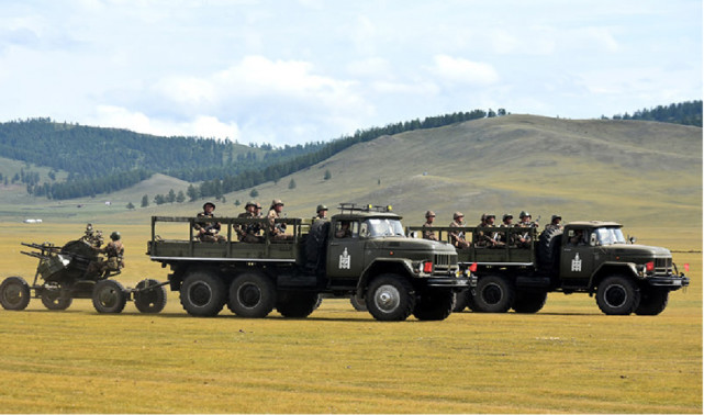 蒙古精锐部队举行实弹演习,清一色的苏联装备,老旧让人不忍直视