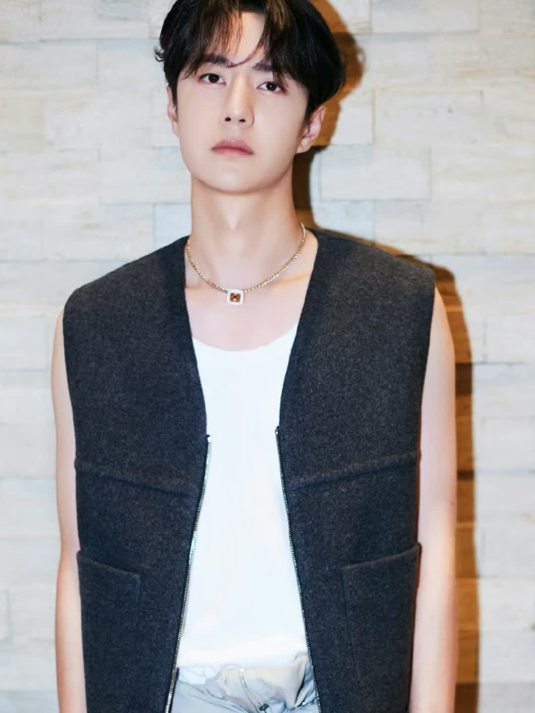 王一博亮相演唱会高挑身材与帅气衣品惊艳全场