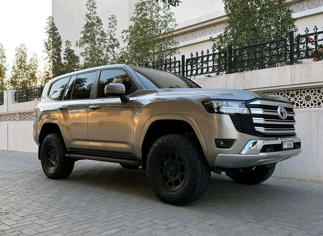 豪迈巅峰!2023款兰德酷路泽发布,415匹v6破解奔驰大g!