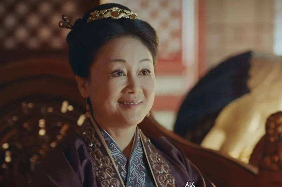 朱元璋说不想当皇帝,马皇后听后扭头坐龙椅上,让朱元璋敬爱一生