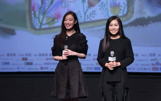 张艺谋女儿张末与倪妮合影,倪妮肌肤白皙如少女,张末却显得老气