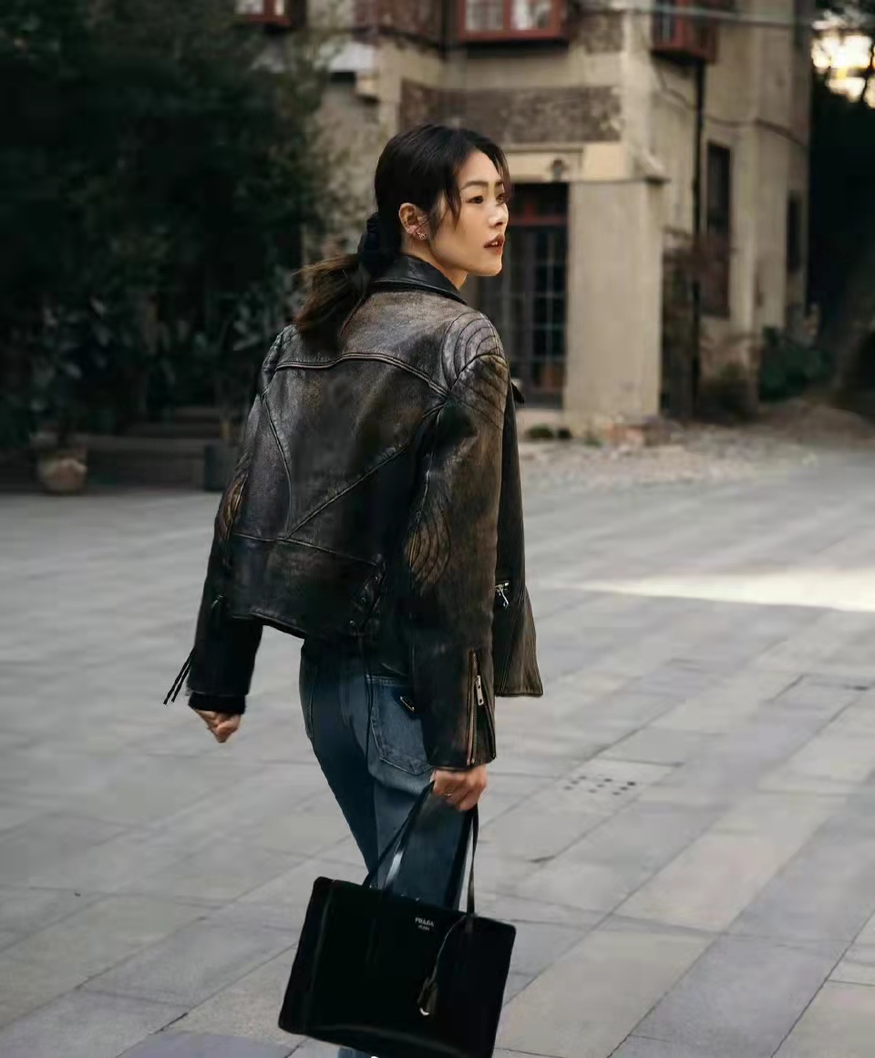 刘雯复古皮衣搭配直筒牛仔裤利落帅气早春教科书级别搭配