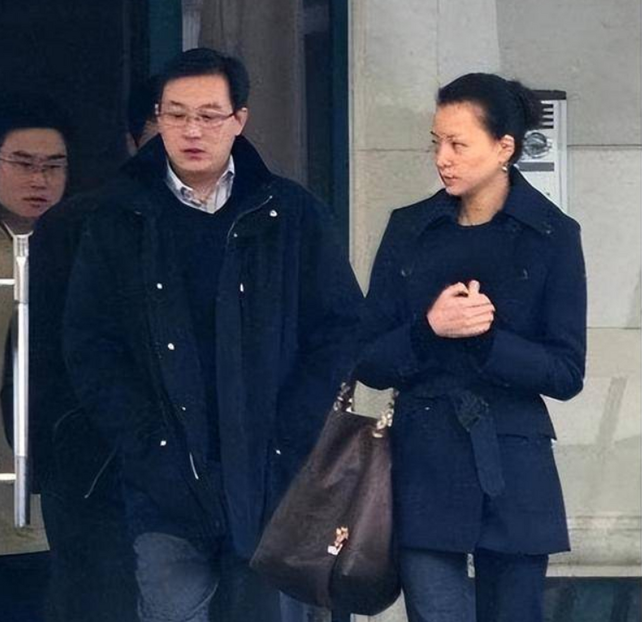 2009年,密春雷对妻子金晶说:"我今天必须和你离婚,给董卿一个名分.