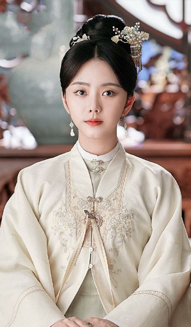 娃娃脸只能走可爱风?看到谭松韵穿上旗袍,这气质要冲破屏幕了