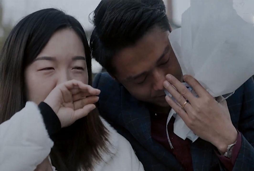 回顾河南暴雨妻子被困地铁,何勇攀赤足10公里救妻,用行动诠释爱