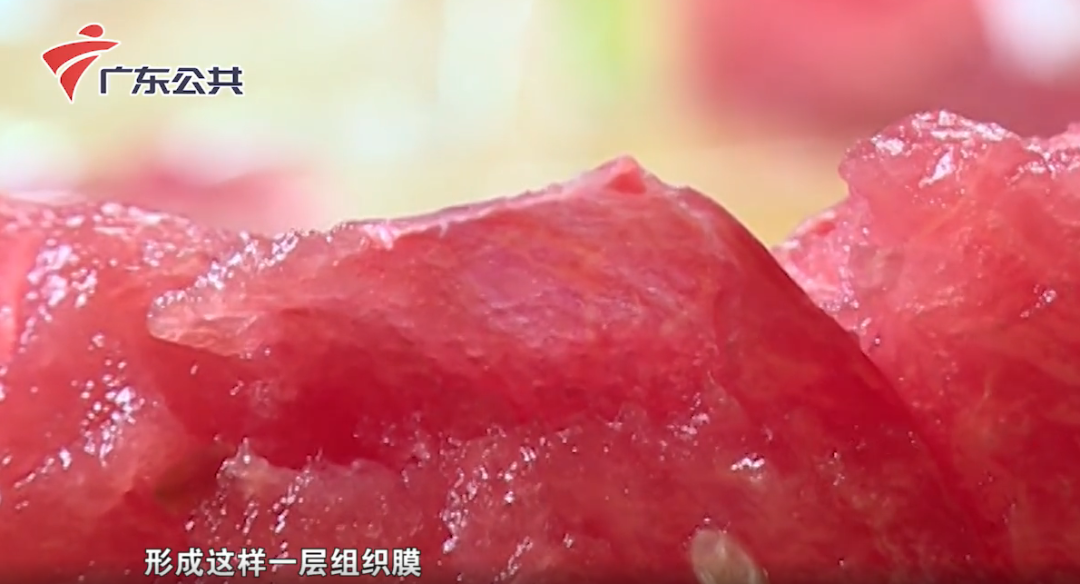 热点|懵了！西瓜一口咬下去，男子竟吃出“塑料膜”？专家：正常现象
