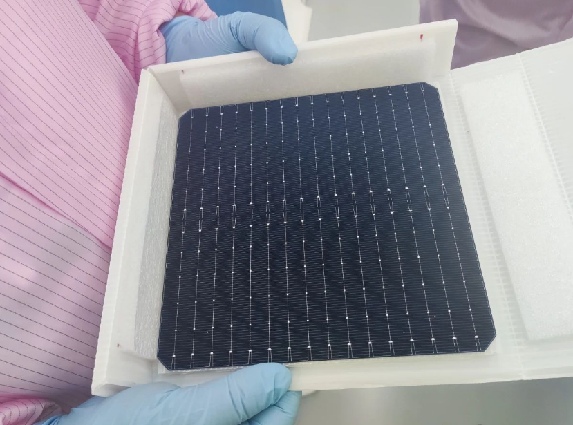 大恒能源首片n型topcon高效电池正式下线