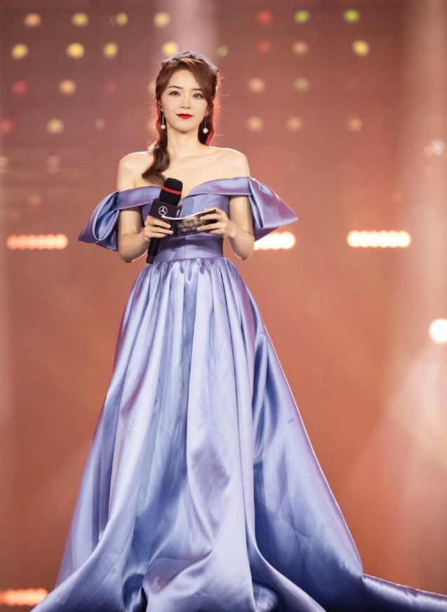 余霜化身"暗黑女王",v领亮片礼裙出镜,身姿丰满太迷人