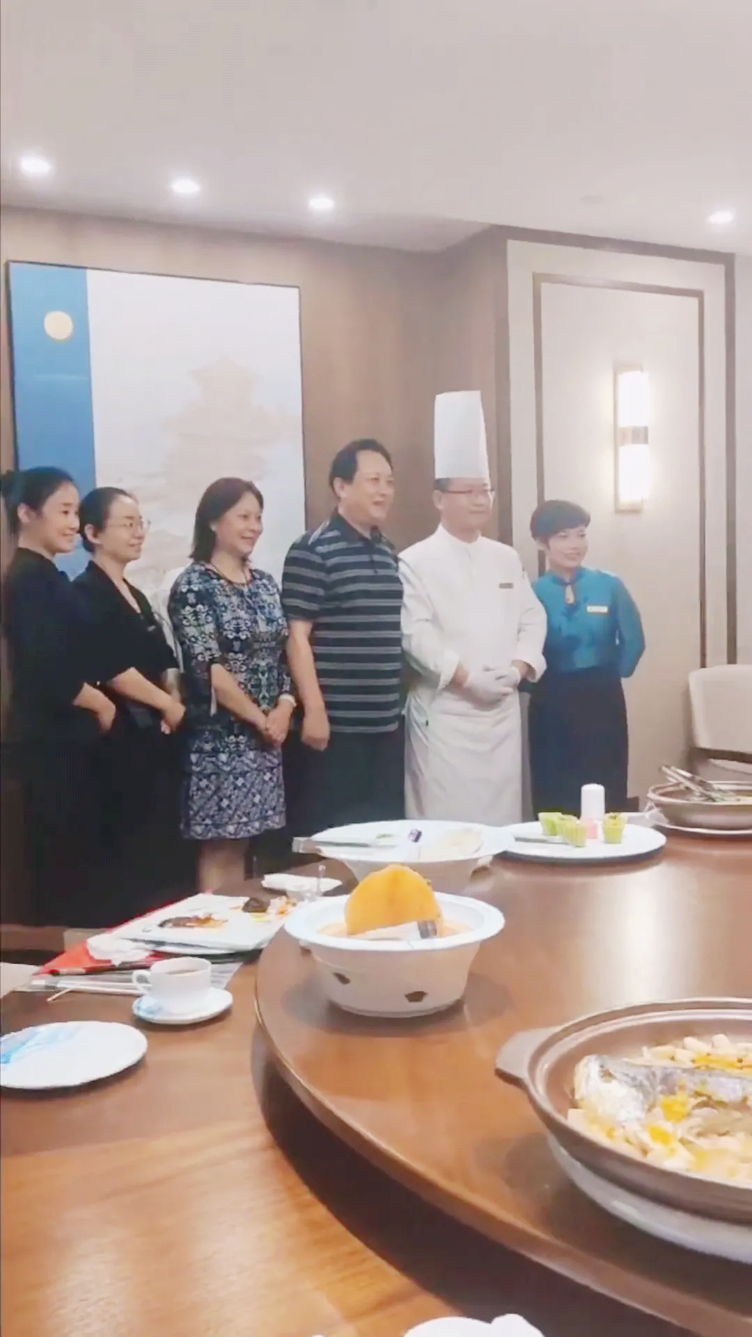 唐国强,黄晓明现身青岛拍宣传片,两大"男神"握手,观众好激动