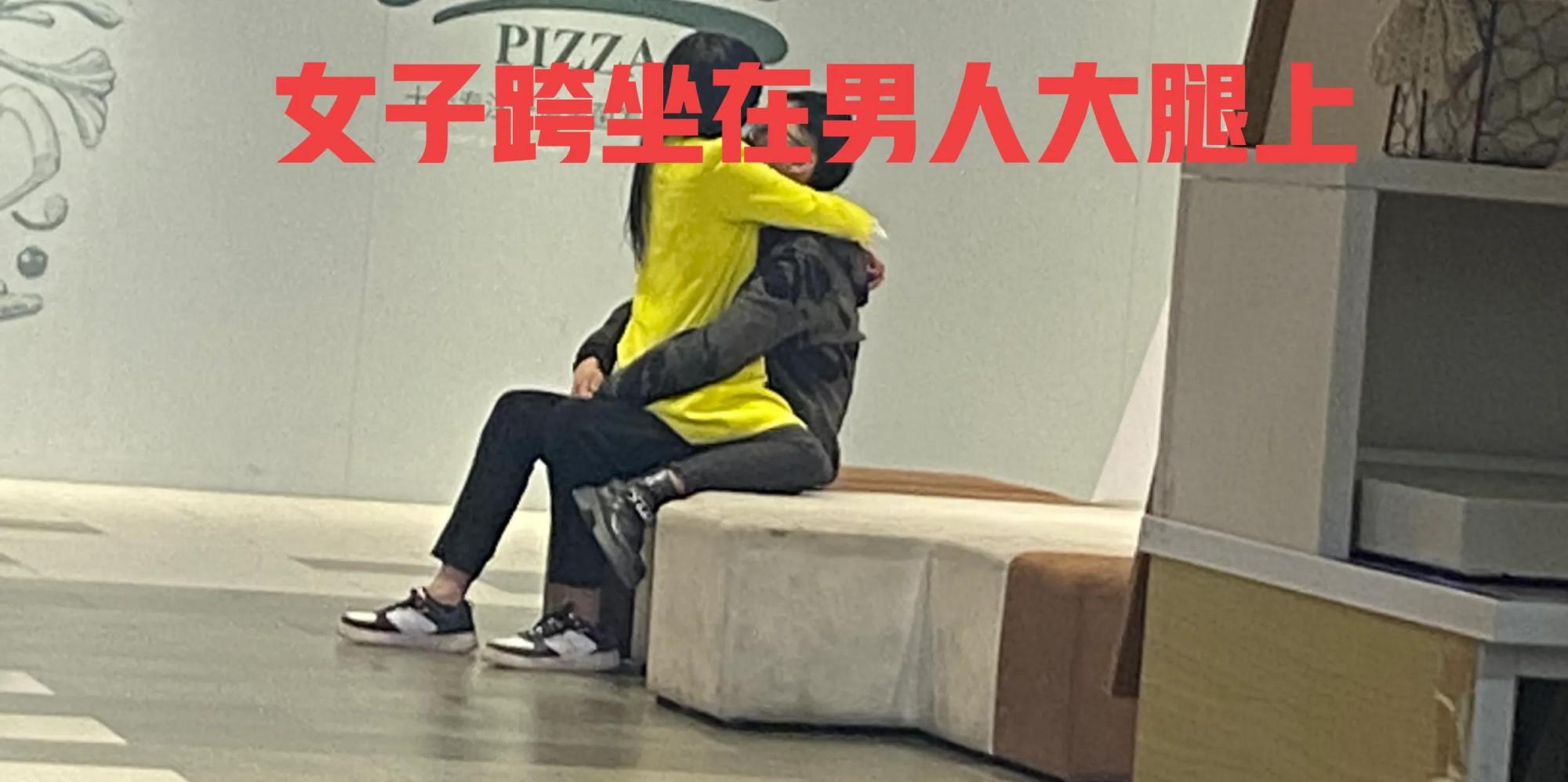 女子在商场休息区,跨坐在男人腿上被网友质疑没素质,不注意形象