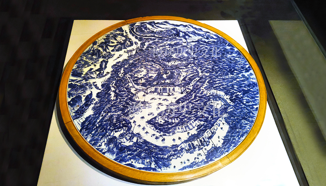 瓷板图再现了景德镇御窑厂在清康熙,雍正,乾隆时期的繁华景象